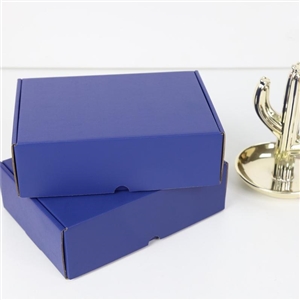 [2415002] กล่องใส่ของขวัญ กล่องใส่ของรับไหว้ บรรจุภัณฑ์ กล่องลูกฟูกพรีเมี่ยม สีโคบอลต์ บลู 14x20x6 cm.