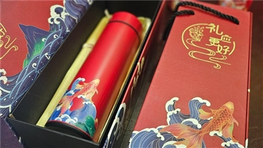 สีแดงแห่งความโชคดี กระบอกน้ำปลาคาร์ปสำหรับชีวิตที่สดใส